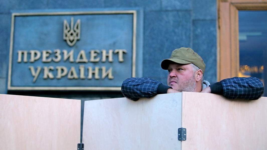 Участник акции ''Нормандский сговор - предательство!'' у здания Администрации президента в Киеве