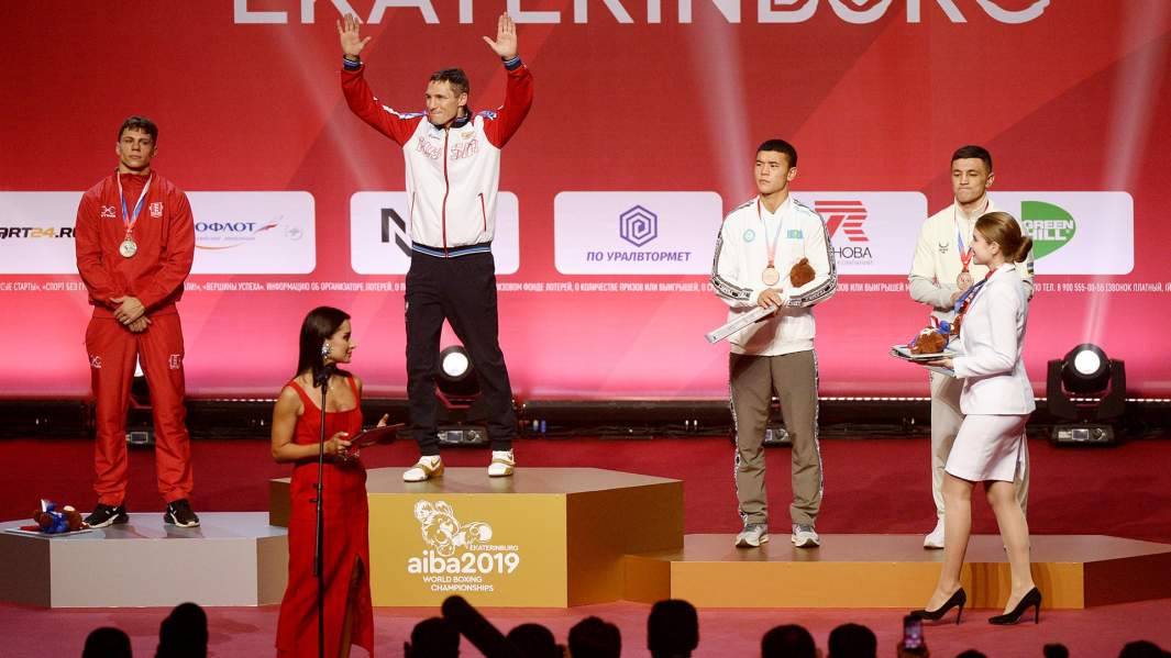 Призеры XX чемпионата мира по боксу в весовой категории до 69 кг на церемонии награждения (слева направо): Пэт Маккормак (Англия) — серебряная медаль, Андрей Замковой (Россия) — золотая медаль, Аблайхан Жусупов (Казахстан) и Бобо Усмон Ботуров (Узбекистан) — бронзовые медали