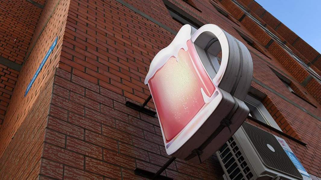 вывеска пивной кружки на доме