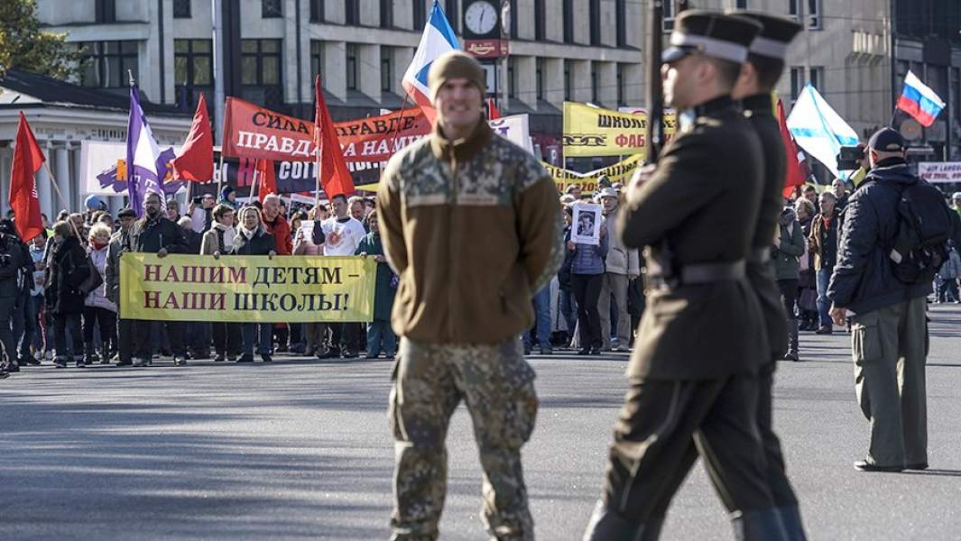 Участники марша в Риге в защиту русских школ в Латвии