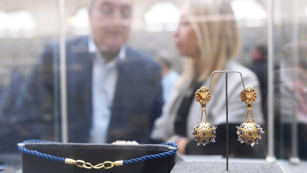 Пара смотрит на украшения
