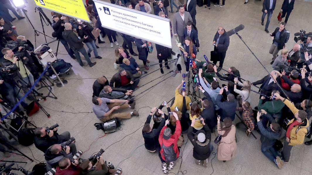 Мария Бутина, освобожденная из тюрьмы в США, отвечает на вопросы журналистов в международном аэропорту Шереметьево имени А. С. Пушкина в Москве