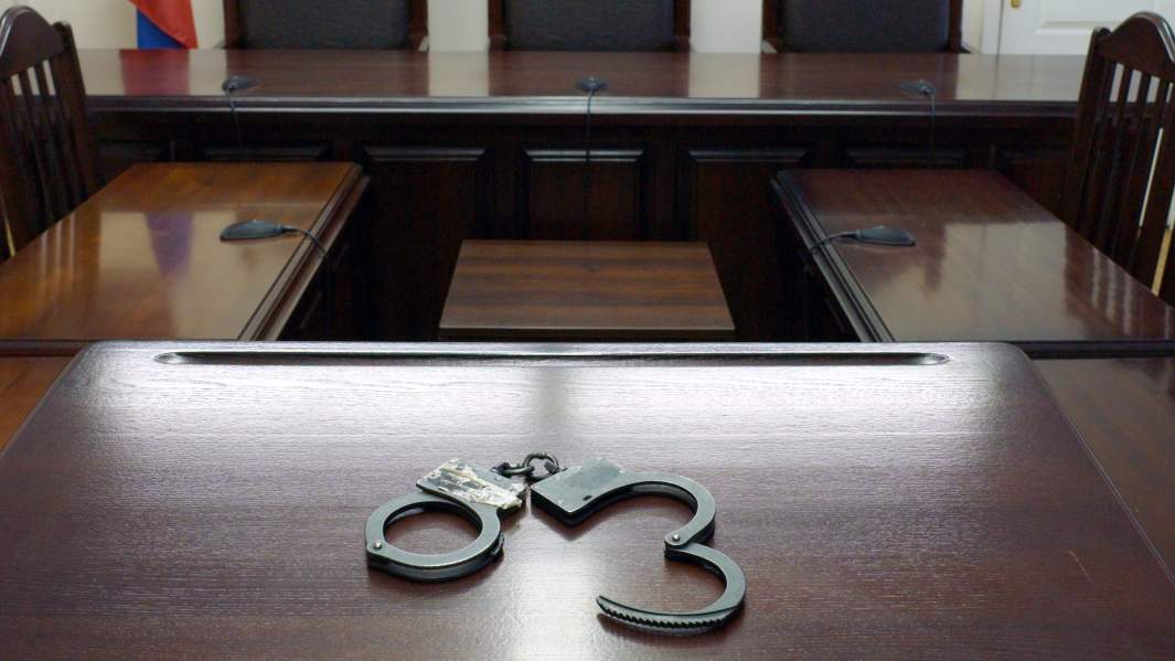 суд наручники