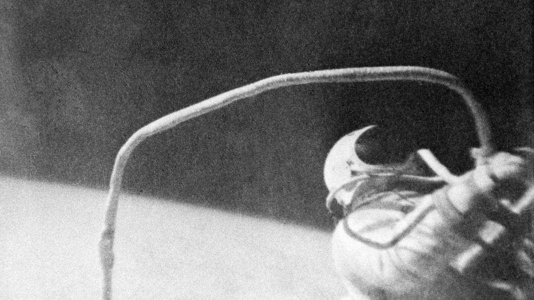 Алексей Леонов выходит в открытый космос