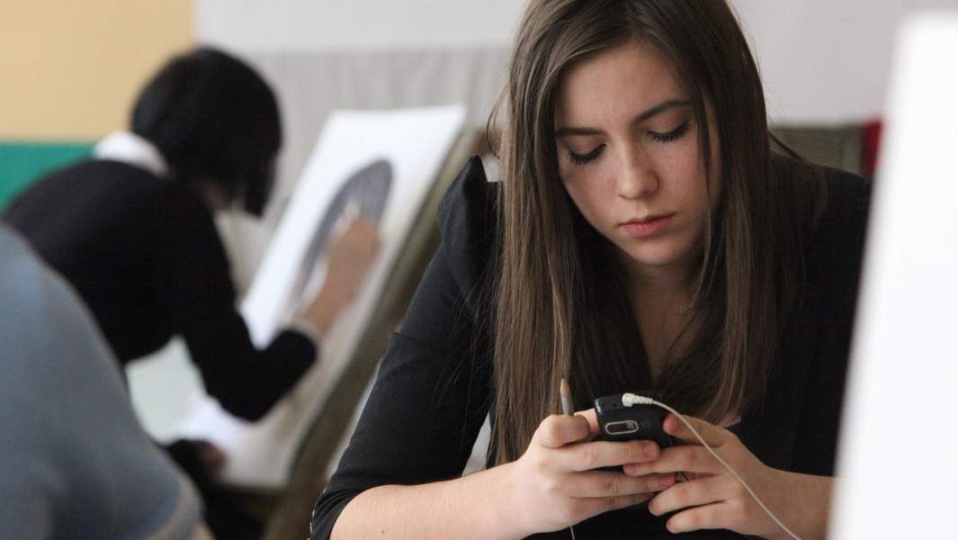 Ученица детской школы искусств № 6 на уроке живописи