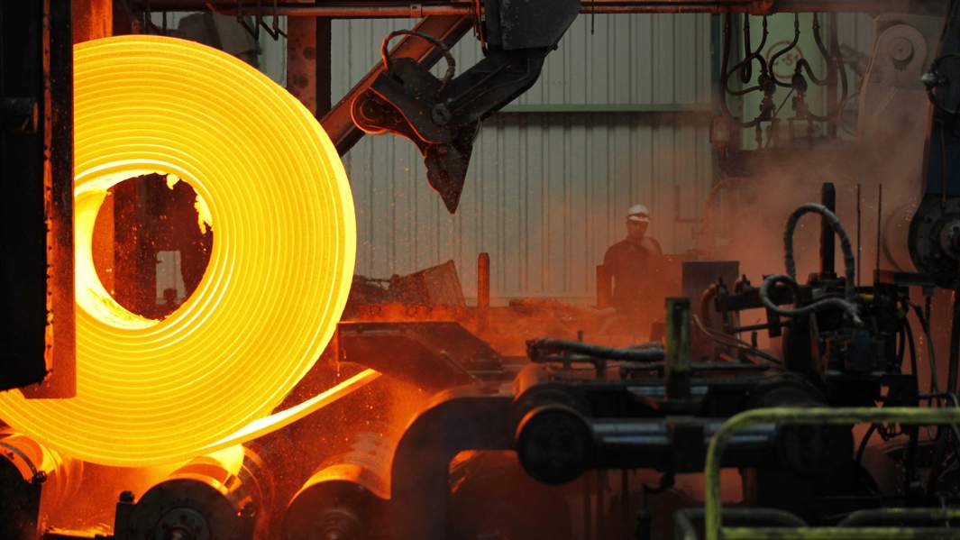 Рабочий на заводе по производству стали