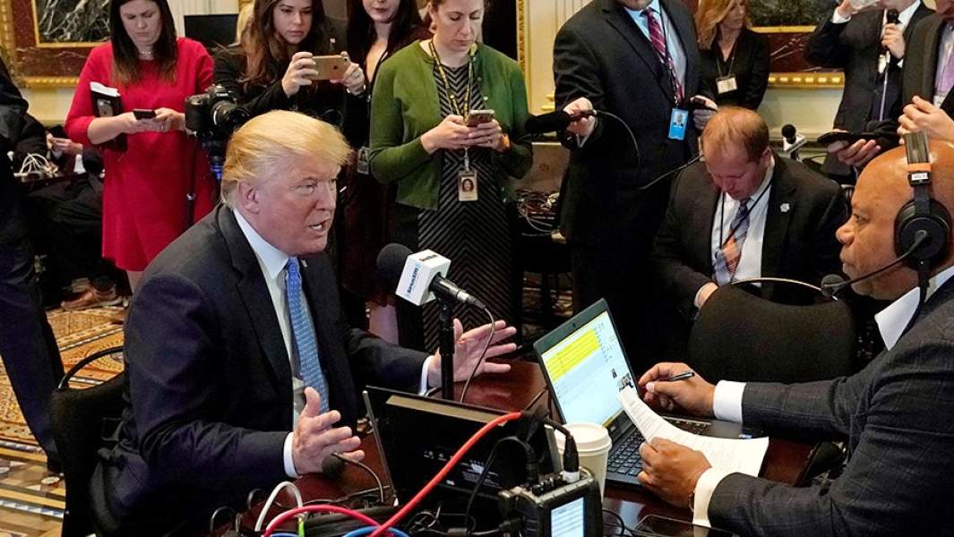 Президент США Дональд Трамп во время интервью в Белом доме