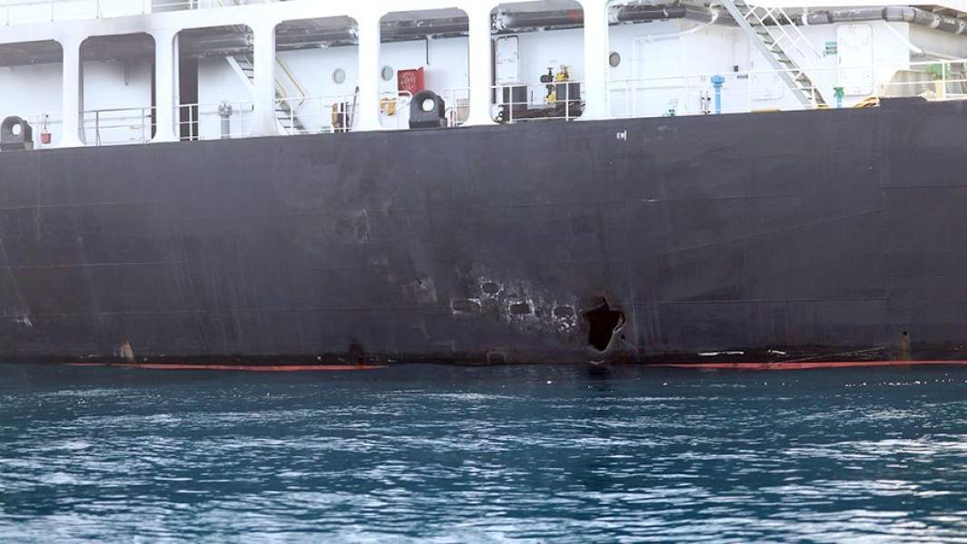 Пробоина в корпусе японского танкера Kokuka Courageous, полученная в результате атаки на корабль в Оманском заливе. 17 июня 2019 года