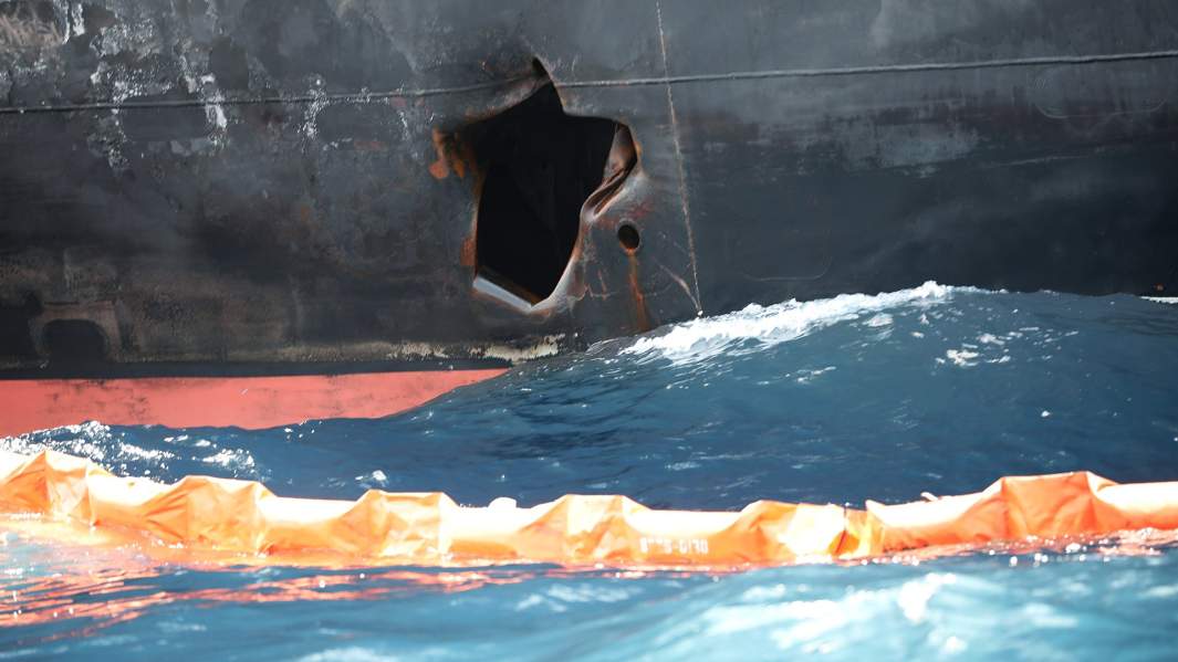 Повреждения японского танкера Kokuka Courage