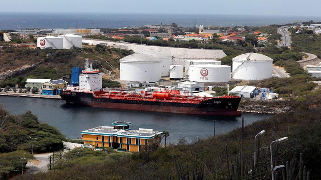 Танкер в нефтеналивном порту Виллемстада на острове Кюрасао
