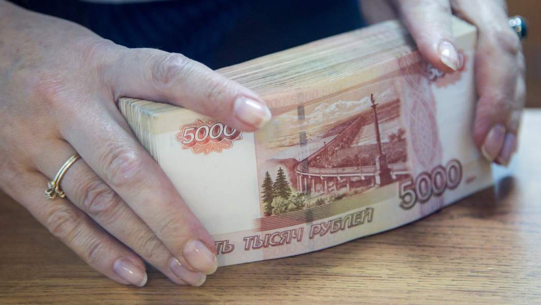 деньги руки рубли