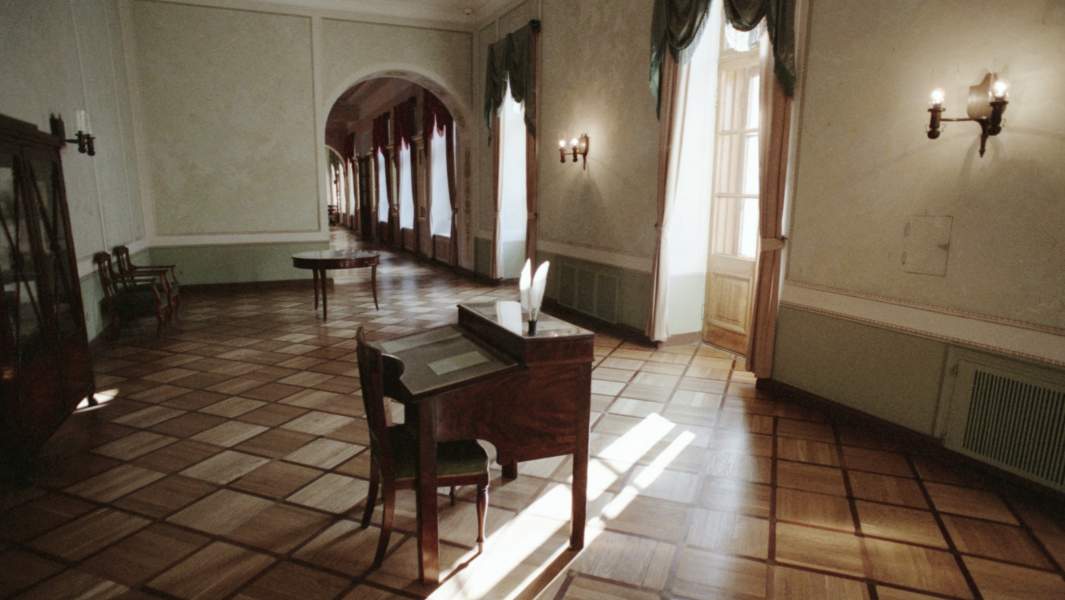 В одном из залов лицея.