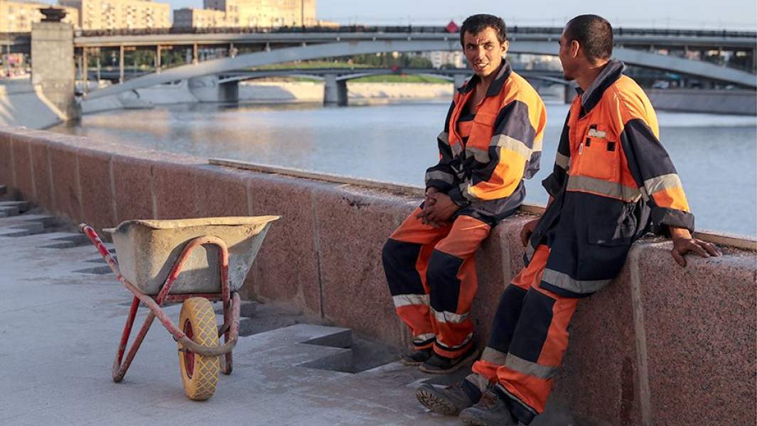 Рабочие во время работ по реконструкции набережной