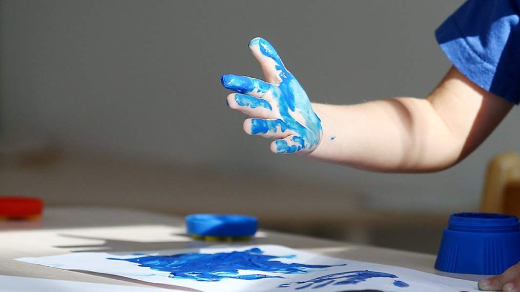 ребенок рисует в детском саду