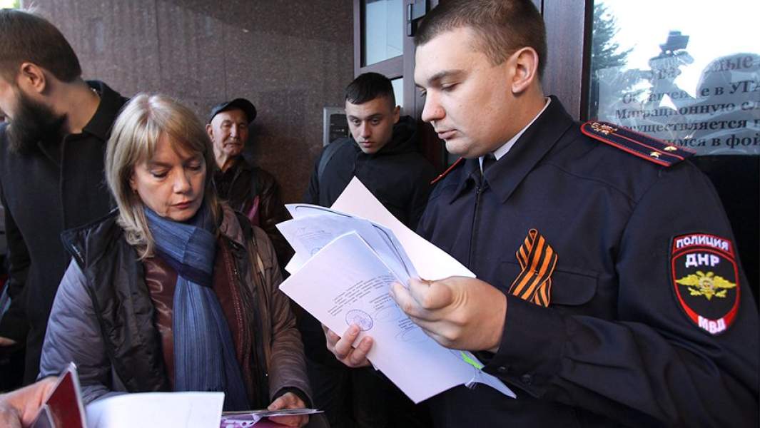 У здания аппарата Миграционной службы ДНР, где можно подать документы на получение паспортов России в упрощенном порядке