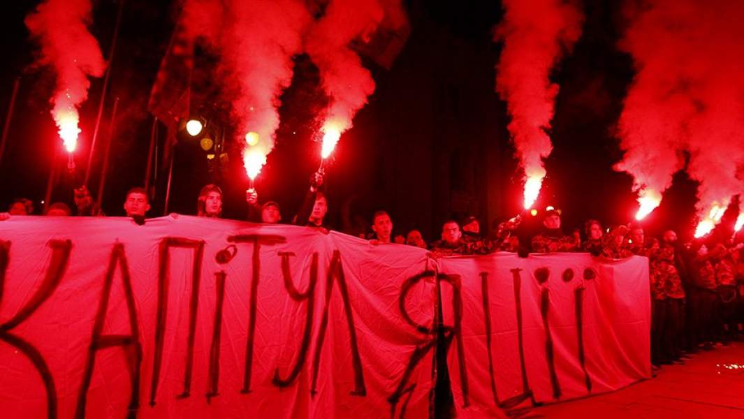 Украинских националистических организаций держат плакат с надписью "Нет капитуляции!", у офиса президента Украины Владимира Зеленского в Киеве