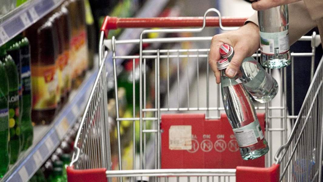 Покупка минеральной воды в магазине