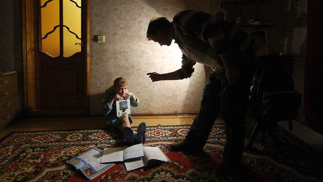 Отец ругает дочь