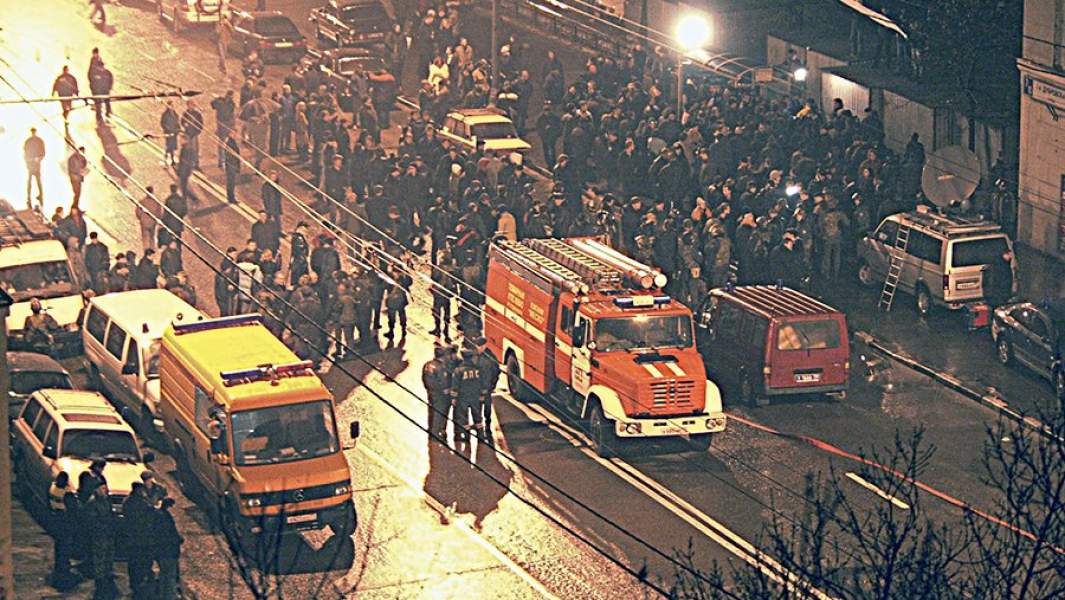 Толпа перед театральным центром на Дубровке