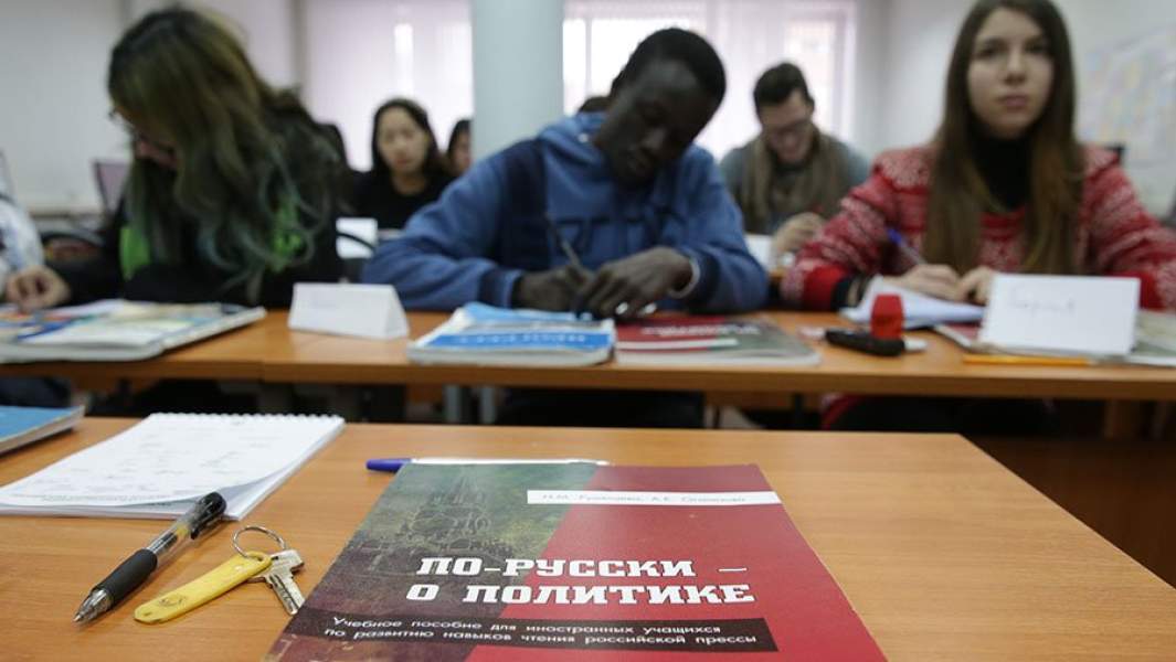 Иностранные студенты на занятиях по русскому языку