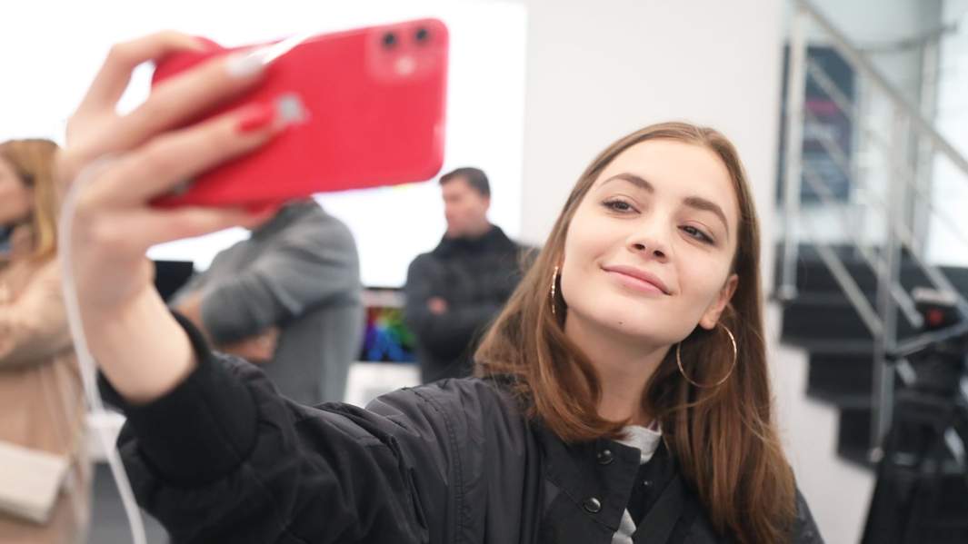 Девушка фотографируется на iPhone 11