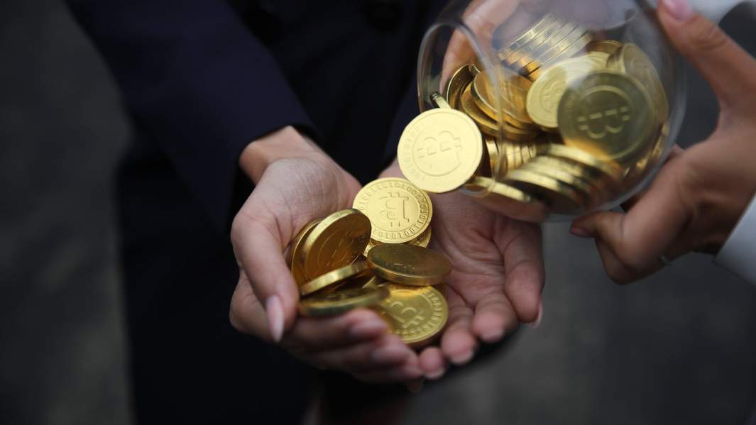 Биткоины в руках девушки