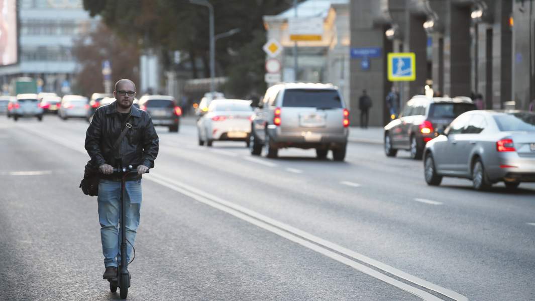 Мужчина на самокате