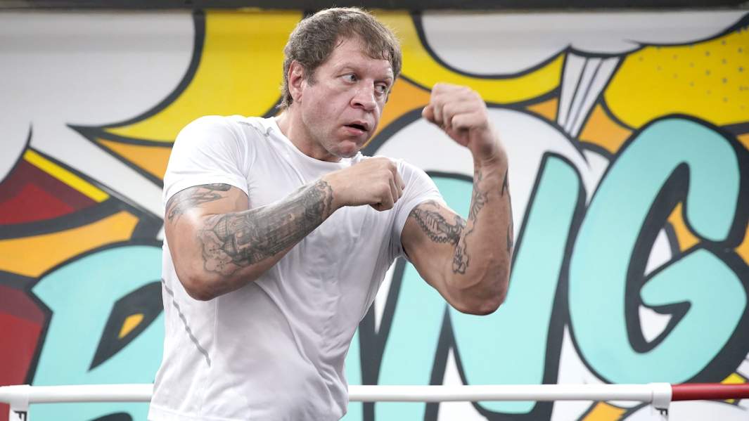 Боксер Александр Емельяненко во время тренировки