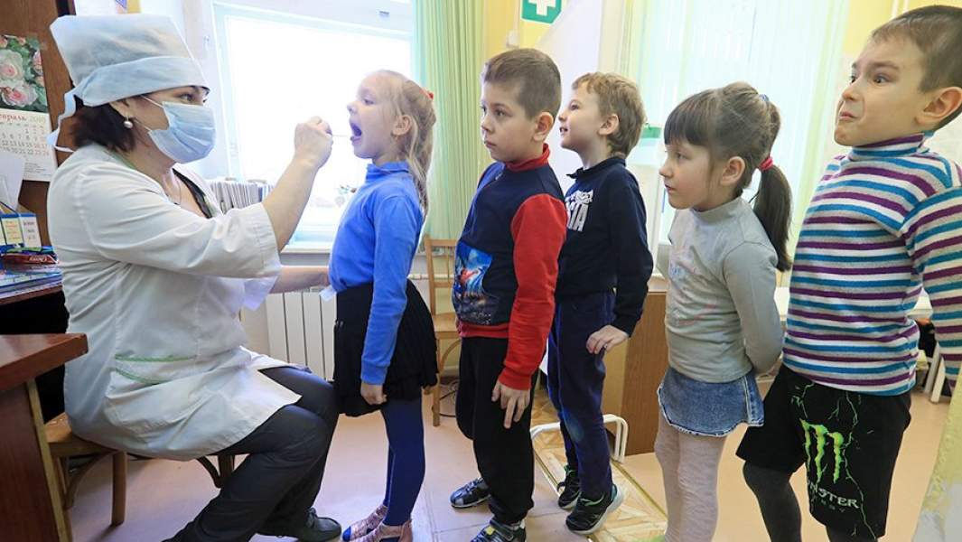 Утренний медицинский осмотр детей в одном из детских садов