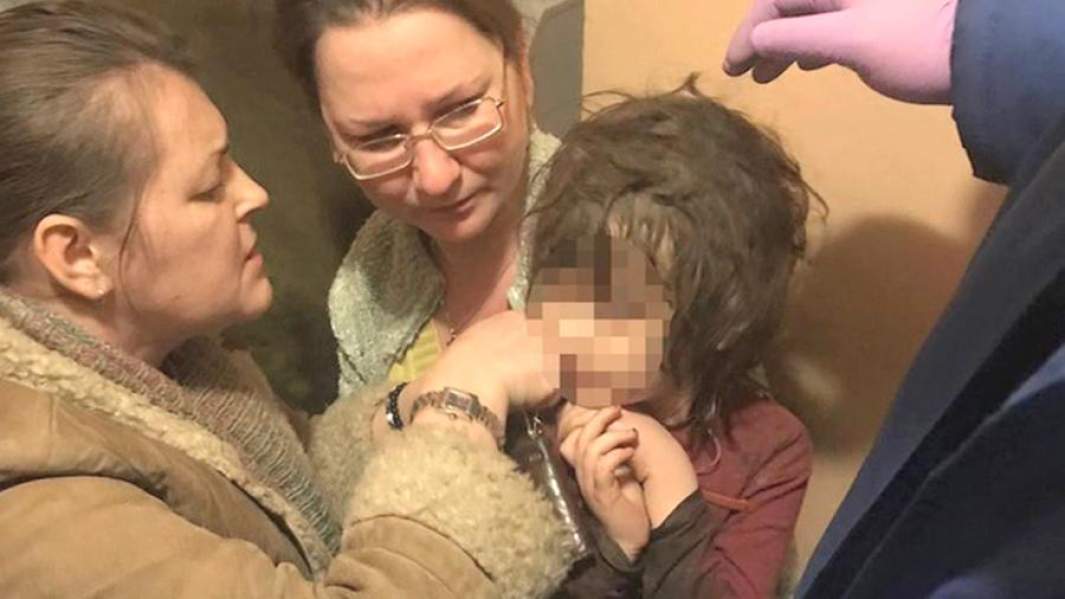 Пятилетняя девочка-маугли