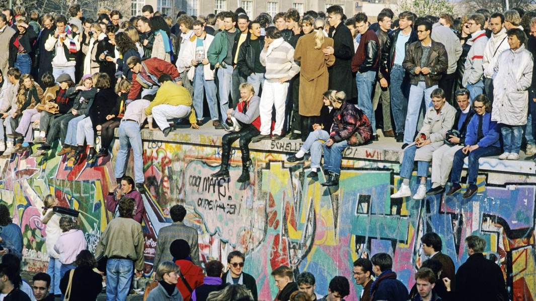 Люди на стене у Бранденбургских ворот, на следующий день после падения Берлинской стены