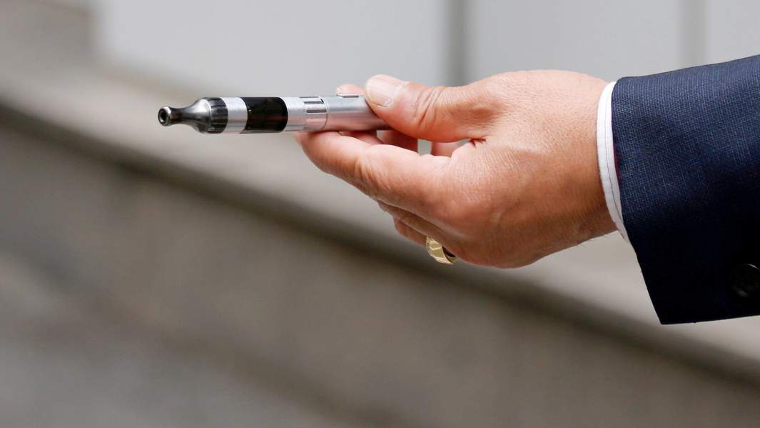 вэйп курение рука