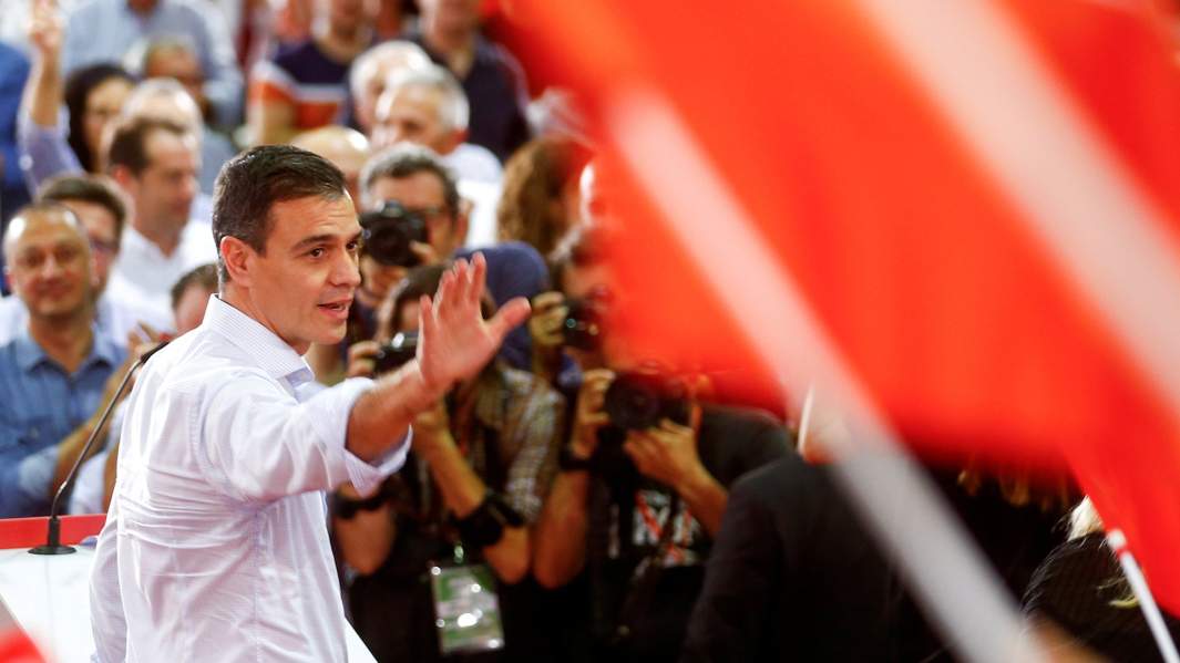 Премьер-министр Испании Педро Санчес на митинге, посвященном началу его кампании перед всеобщими выборами в Севилье