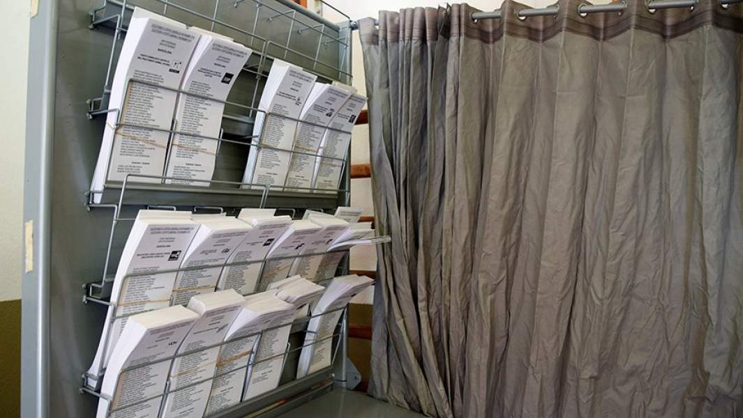Избирательные бюллетени  на избирательном участке в Барселоне