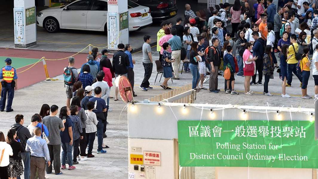 Очередь около одного из избирательных участков во время выборов в районные советы Гонконга