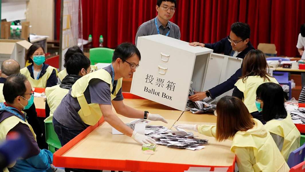 Подсчет голосов во время выборов в районные советы Гонконга