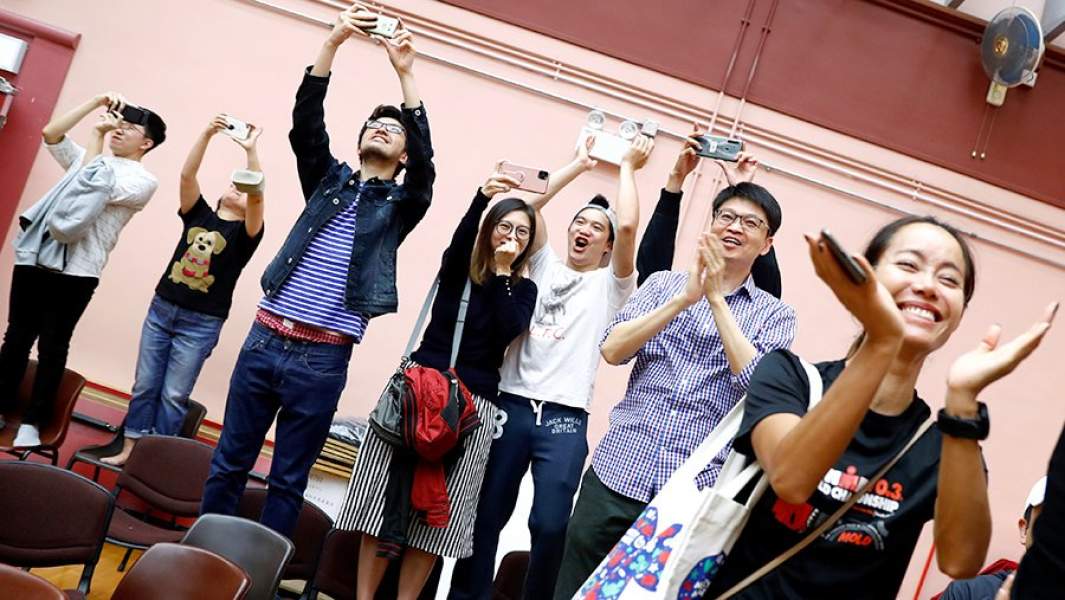 Сторонники пандемократического блока празднуют победу своего кандидата на выборах в районные советы Гонконга