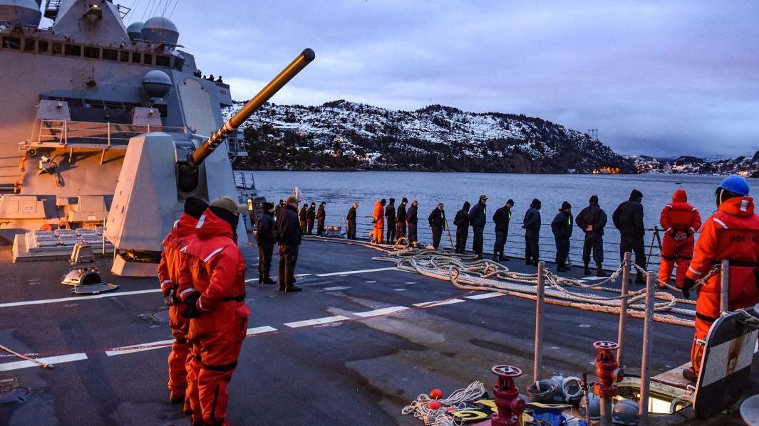 Ракетный эсминец ВМС США у берегов Норвегии 
