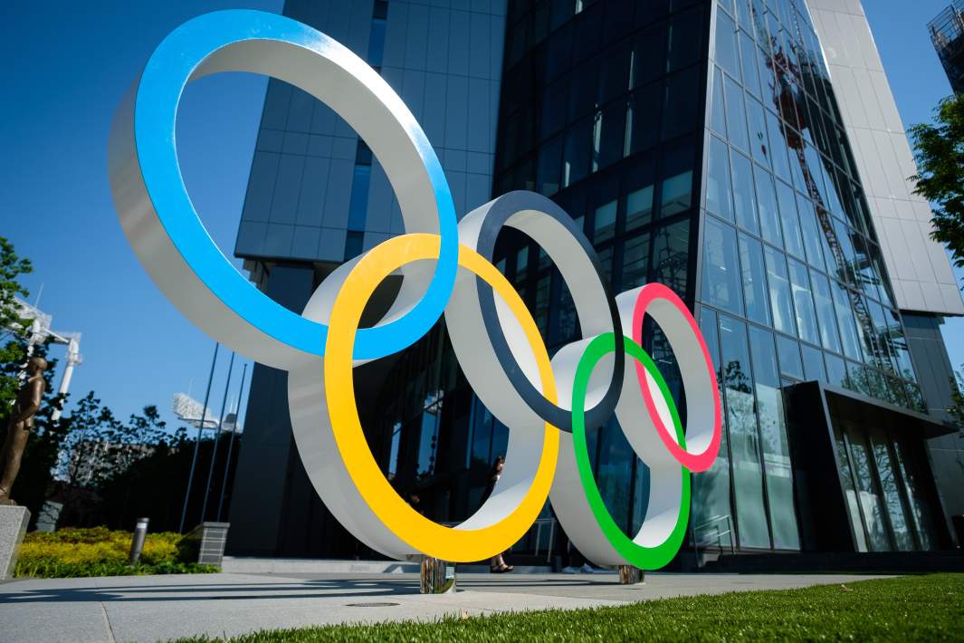 Олимпийские кольца на спортивной олимпийской площади в Японии