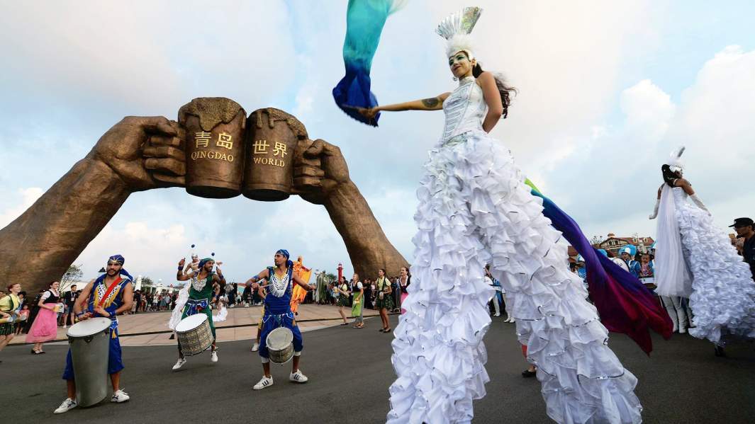 Скульптура перед входом на фестиваль пива в Циндао