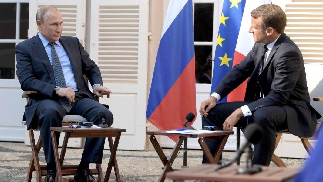 Президент России Владимир Путин и президент Франции Эммануэль Макрон во время встречи в Фор-де-Бреганкон, Франция