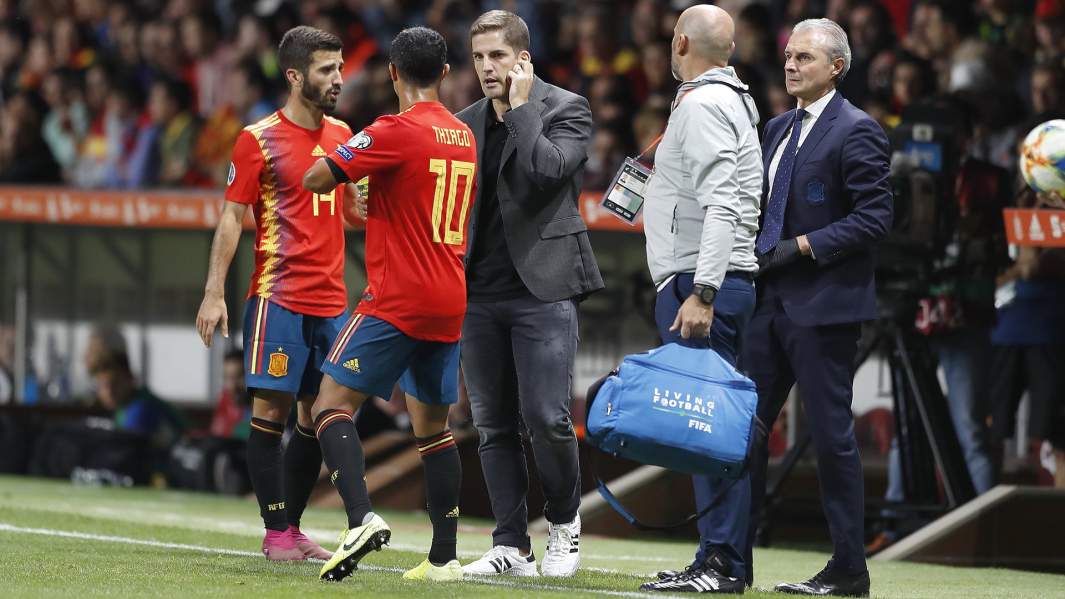 Роберт Морено с игроками сборной Испании