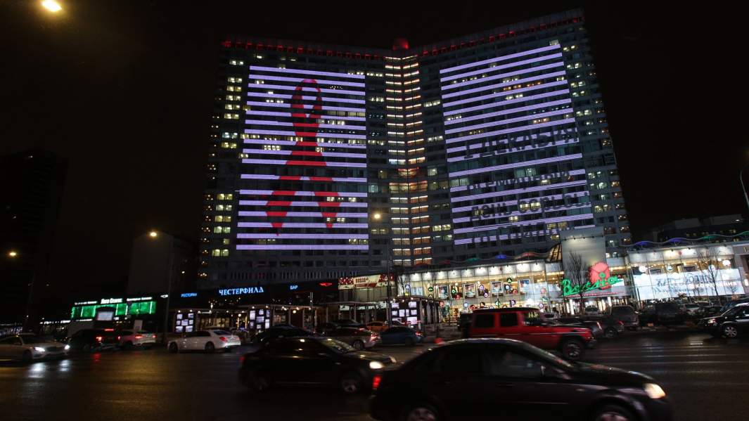 Подсветка в виде красных лент на домах-«книжках» на ул. Новый Арбат