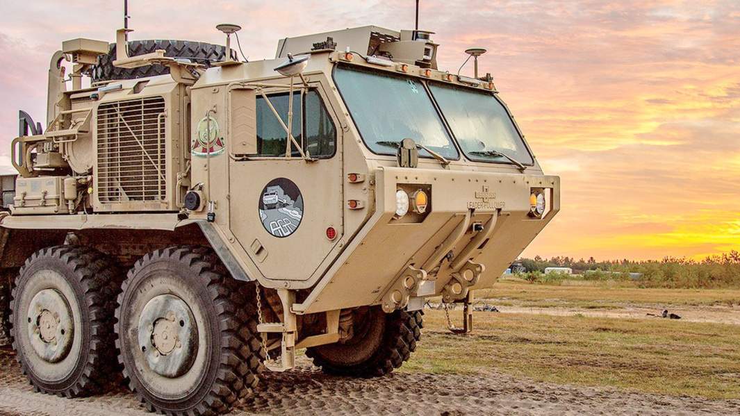 Автоматизированный тягач Oshkosh PLS M1075A1 оснащенный системой «ведущий-ведомый» на испытаниях