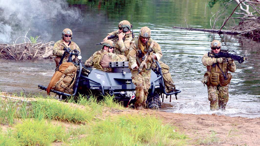 Mission Master UGV на испытаниях. Машина может двигаться рядом с солдатами, используя режим «следуй за мной»