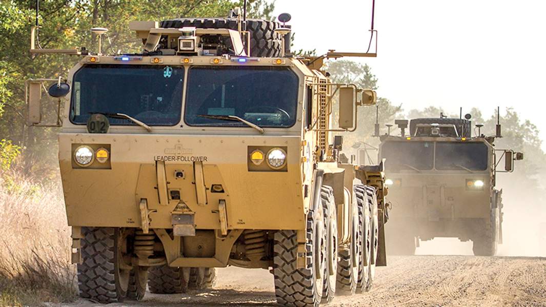 Колонна автоматизированных грузовиков Oshkosh на испытаниях