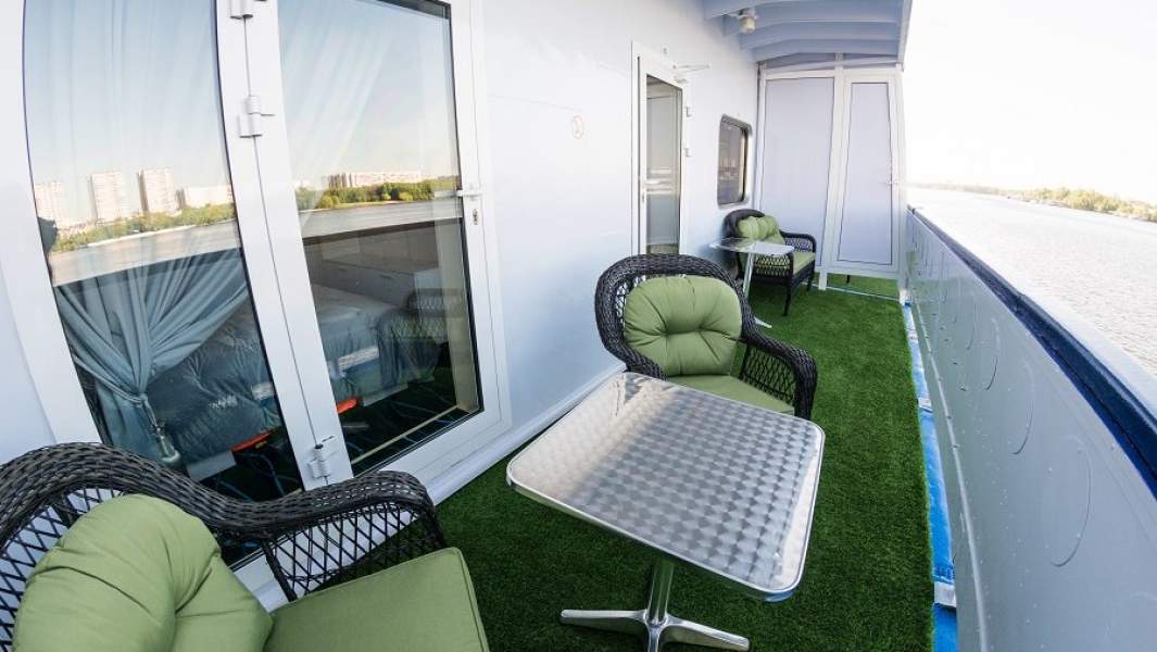 Персональный балкон с мебелью для отдыха