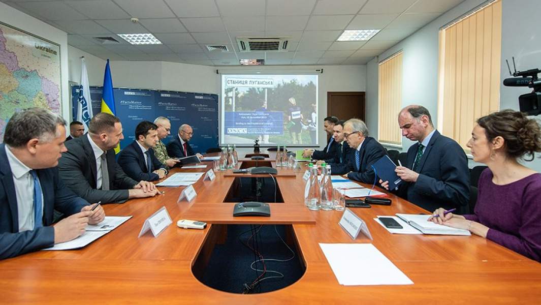 Президент Украины Владимир Зеленский во время посещения офиса Специальной мониторинговой миссии (СММ) ОБСЕ в Украине