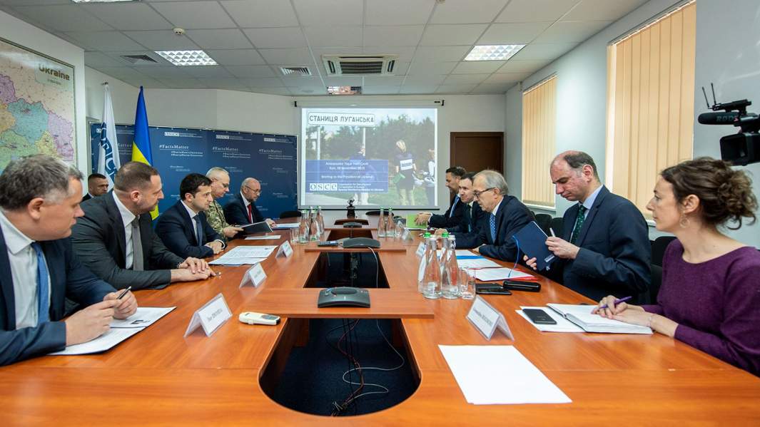 Президент Украины Владимир Зеленский во время встречи в офисе Специальной мониторинговой миссии (СММ) ОБСЕ в Украине