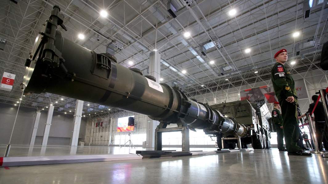 Транспортно-пусковой контейнер с крылатой ракетой 9М729 ракетного комплекса "Искандер-М"